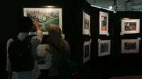 Suasana Pameran Fotografi Jurnalistik bertajuk "Reborn" di selasar Universitas Nasional, Jakarta Selatan, Senin (20/11/2017). (Dokumentasi Wretta Aksa)
