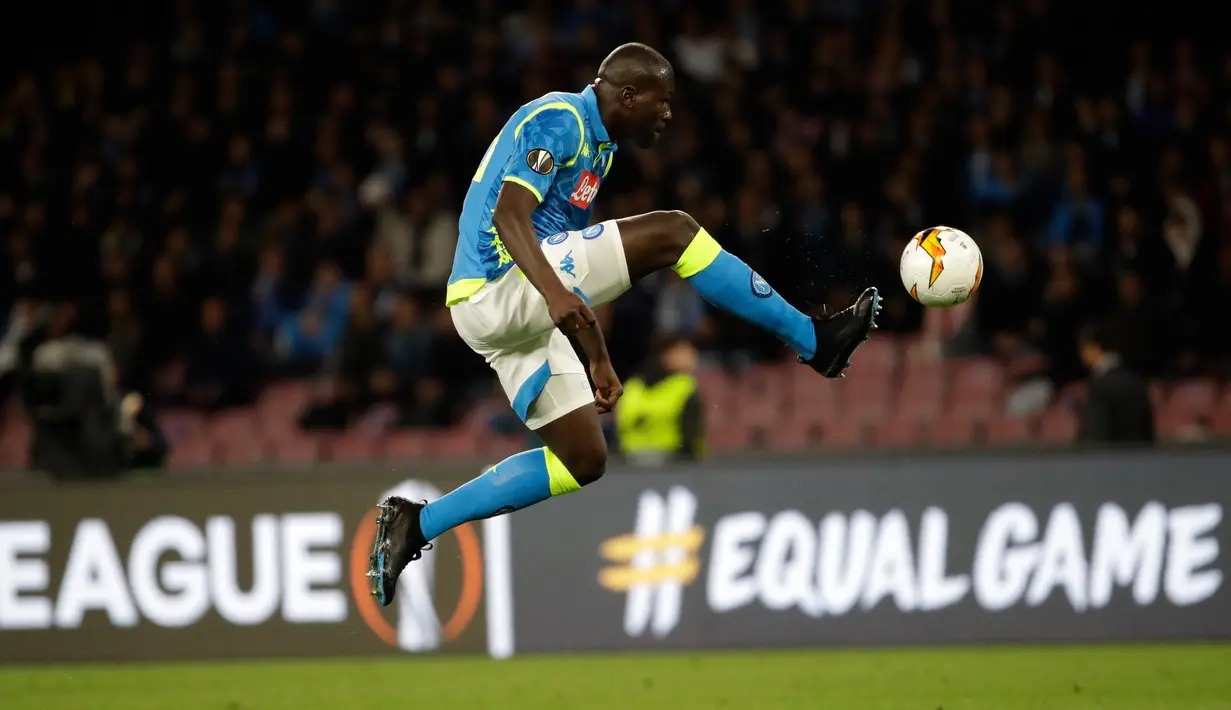 Bek Napoli, Kalidou Koulibaly mengontrol bola saat bertanding melawan Arsenal pada lanjutan leg kedua babak perempat final Liga Europa di stadion San Paolo di Naples, Italia (18/4). Dalam laga semifinal Liga Europa, The Gunners akan bersua Valencia yang berhasil menyingkirkan Villarreal. (AP Photo/L