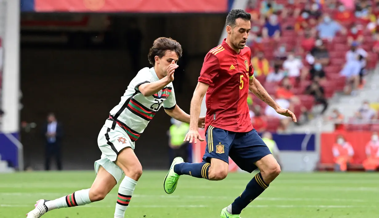 Sergio Busquets. Gelandang bertahan Timnas Spanyol berusia 32 tahun ini dinyatakan positif terinfeksi Covid-19 usai menggelar laga uji coba melawan Portugal pada 4 Juni 2021. Posisinya masih dipertahankan sambil melakukan isolasi mandiri untuk pemulihan. (Foto: AFP/Javier Soriano)