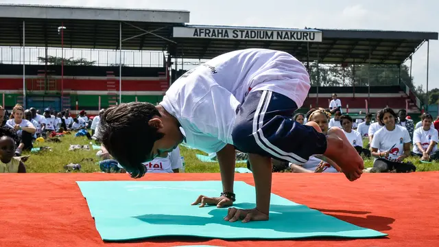 Ratusan Warga Kenya Ikuti Yoga Massal di Stadion