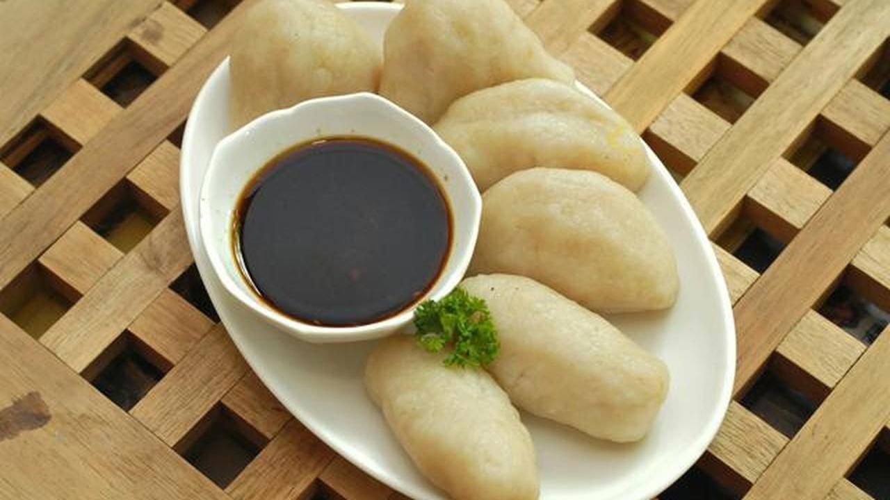 Pempek merupakan kuliner khas Palembang.