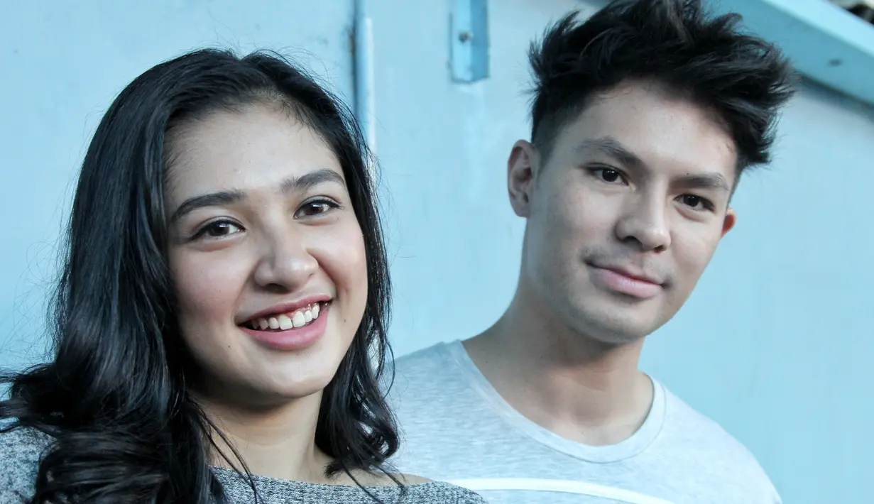 Mikha yang suka menggunakan softlense, sering kali diingatkan untuk selalu menjaga kesehatan matanya. Hingga pada akhirnya ia baru sadar setelah dirinya kena infeksi mata. (Adrian Putra/Bintang.com)