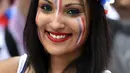 Fans cantik dengan wajah penuh corak bendera Prancis hadir memberikan semangat kepada timnya diareal fan zone pada laga piala Eropa 2016  saat Prancis melawan Jerman di Toulouse , (7/7/2016). (AFP/RÈmy Gabalda)