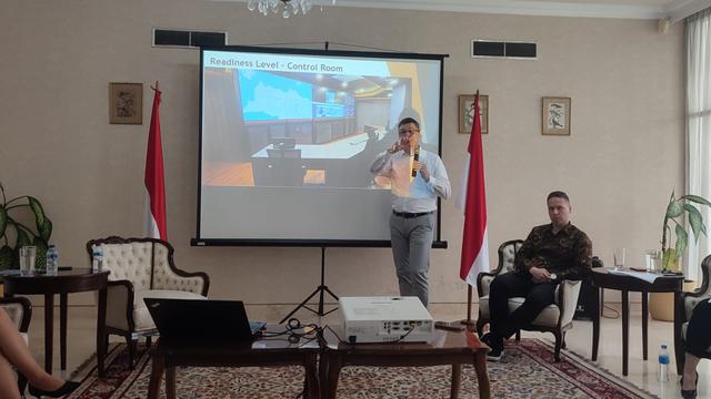 Direktur Utama PT Roatex Indonesia Toll System Attila Keszeg bersama Direktur Utama PT Roatex Indonesia Toll System Attila Keszeg menjelaskan proyek  proyek Multi Lane Free Flow (MLFF) atau bayar tol tanpa kartu. Foto: Nurmayanti