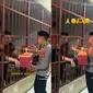 Seorang polisi viral di TikTok lantaran memberikan kejutan ulang tahun pada tahanan di lapas. Momen itu membuat tahanan yang bersangkutan sampai menangis terharu. (Sumber: TikTok @makangbaju23)