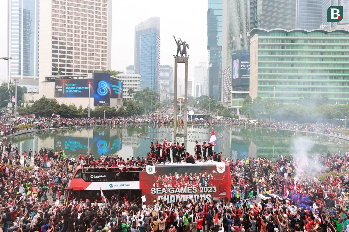 Foto: Pemandangan Menakjubkan! Begini Jadinya Ketika Bus Timnas Indonesia U-22 saat Melewati Ikon Kota Jakarta saat Kira87uara