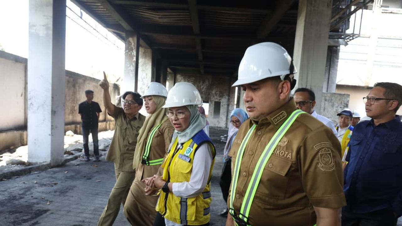 Direktur Jenderal Kementerian PU Cipta Karya Dewi Chomistriana saat meninjau Kantor DPRD Makassar, Senin (16/9)