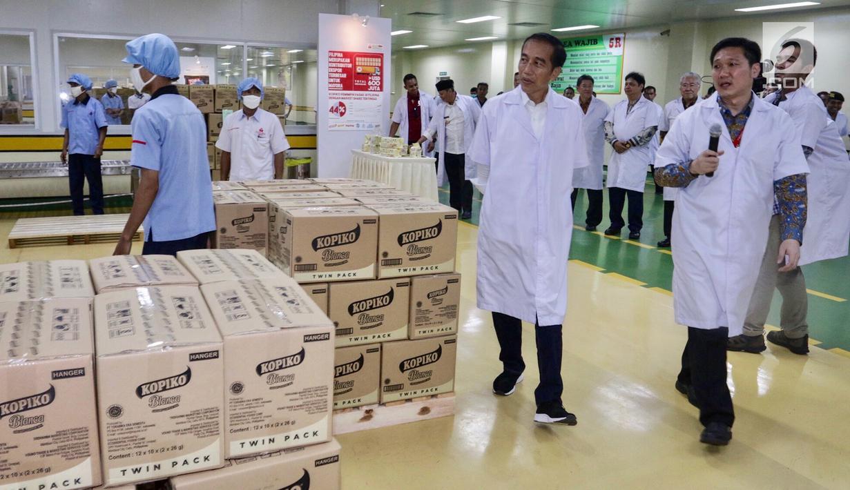 Presiden Jokowi didampingi President Direktur  PT Mayora Group Andre Atmadja saat meninjau proses pengemasan pabrik Mayora di Cikupa Tangerang, Senin (18/2). Mayora Indah telah mengekspor lebih dari 100 negara. (Liputan6.com/Fery Pradolo)