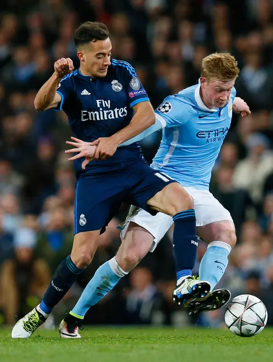 Gelandang City, Kevin De Bruyne (kanan) berusaha melewati penyerang Lucas Vazquez pada leg pertama Semifinal Liga Champions di stadion Etihad, Inggris, (27/4). Real Madrid bermain imbang dengan City dengan skor 0-0. (Reuters/Jason Cairnduff)