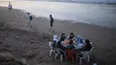 <p>Sekelompok perempuan bersiap untuk berbuka puasa Ramadhan di tepi pantai di Rabat, Maroko, Sabtu (23/4/2022). Untuk pertama kalinya dalam dua tahun sejak pandemi COVID-19, orang-orang dapat menghidupkan kembali tradisi Ramadhan dengan berkumpul dan berbuka puasa di tempat umum. (AP Photo/Mosa'ab Elshamy)</p>