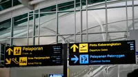 Papan informasi bandara. (dok. Unsplash/David Dwipayana)