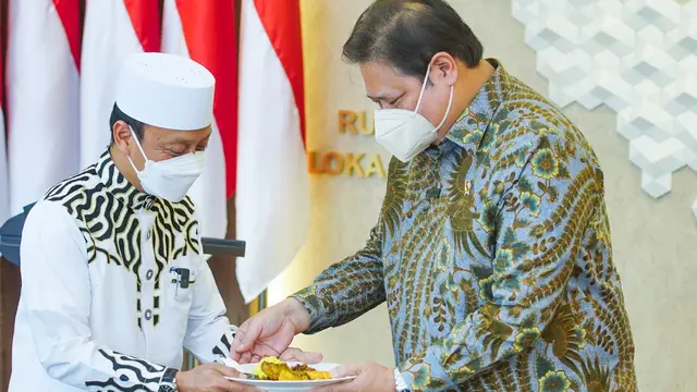 Menteri Koordinator Bidang Perekonomian Airlangga Hartarto dalam acara puncak peringatan HUT Kemenko Perekonomian ke-56 yang diadakan secara hybrid. (Dok ekon.go.id)