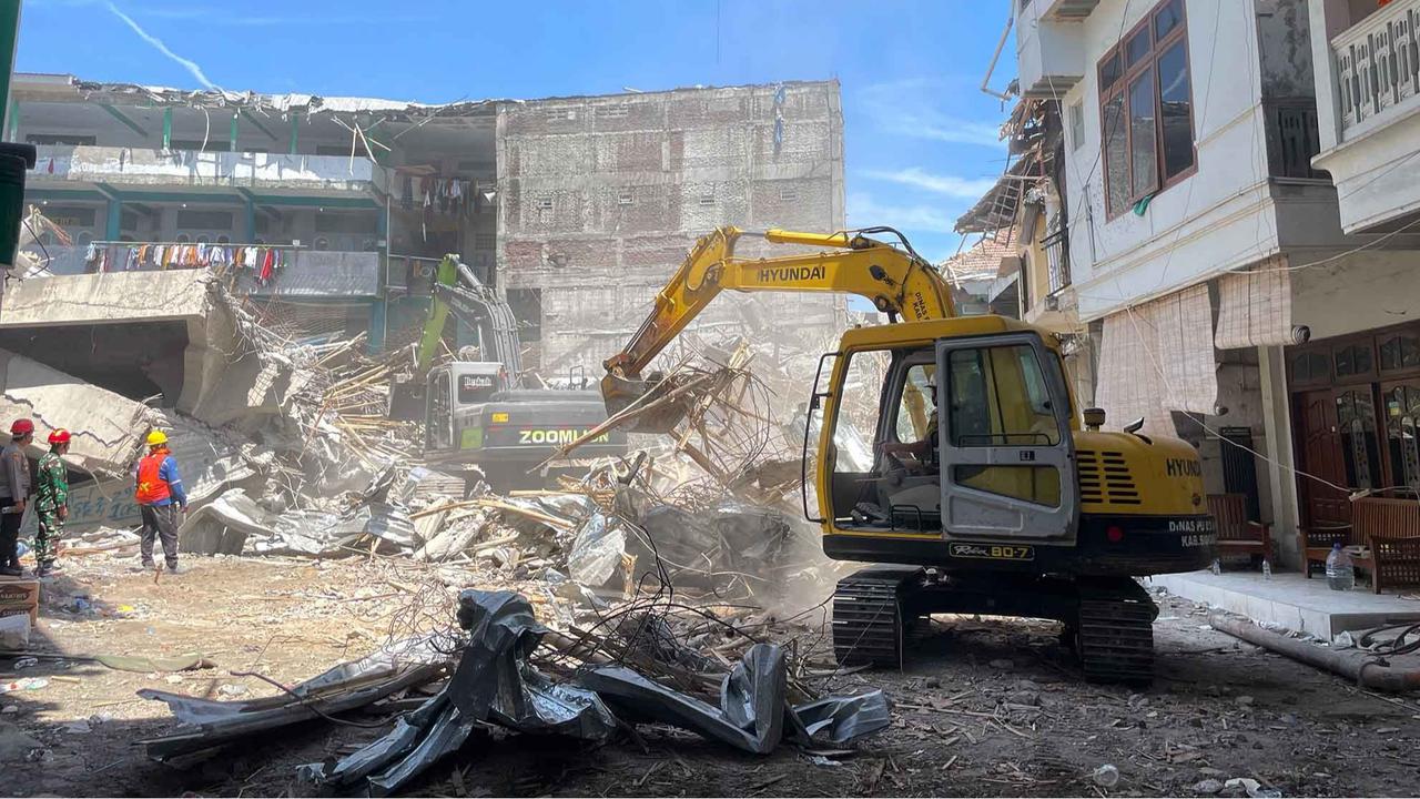FOTO: 49 Santri Masih Hilang, Tim SAR Kerahkan Alat Berat di Reruntuhan Ponpes Al Khoziny