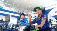 Dua pebalap muda Indonesia, Galang Hendra Pratama dan Imanuel Putra Pratna, siap mencuri ilmu dari pebalap MotoGP, Valentino Rossi. (Bola.com/Wijayanto)