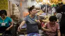 Penjual menawarkan dagangannya selama Food Expo di Hong Kong (19/8). Pameran makanan tahunan ini diadakan di Hong Kong Exhibition and Convention Center dan berlangsung dari 17-21 Agustus. (AFP Photo/Isaac Lawrence)