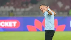 Pelatih Timnas Indonesia John Herdman memberikan semangat kepada para pemainnya saat laga panas melawan Bangladesh pada pertandingan Grup A FIFA ASEAN Cup 2026 di Jakarta, Kamis (1/10/2026). (KLY/Budy Santoso)