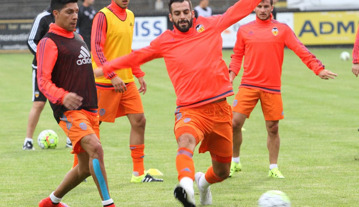 Alvaro Negredo mencoba menghalau laju bola tendangan dari rekan satu timnya di Valencia saat sesi pemanasan laga uji coba kontrak Wiener Sport Klub, Rabu (8/7). (Bola.com/Reza Khomaini)