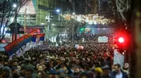 Ribuan orang melakukan aksi protes di Beogard, untuk menuntut kebebasan bersuara di Serbia (AFP Photo)