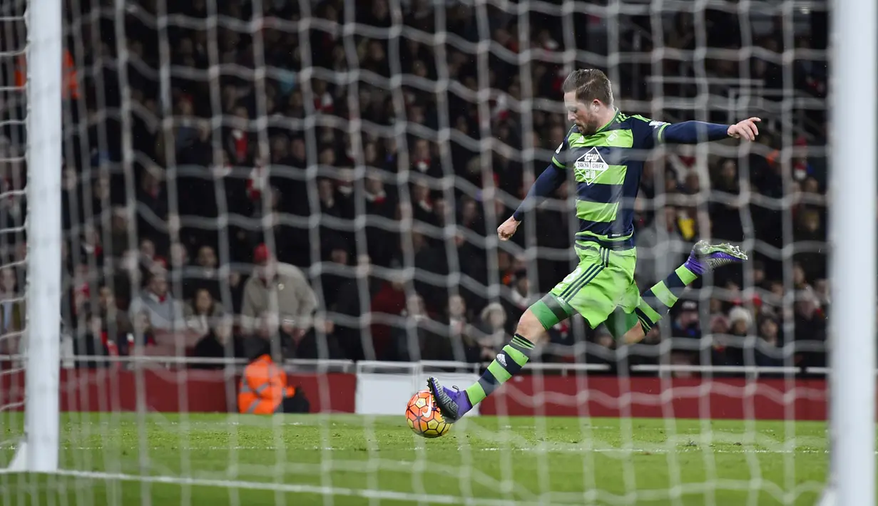 Pemain Swansea City,  Gylfi Sigurdsson menjadi pencetak gol saat timnya menang atas NOrwich City   pada lanjutan Liga Inggris pekan ke-29. (Reuters/Dylan Martinez)