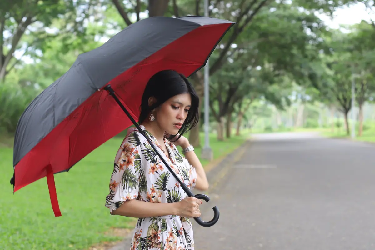 wanita desember sedih payung