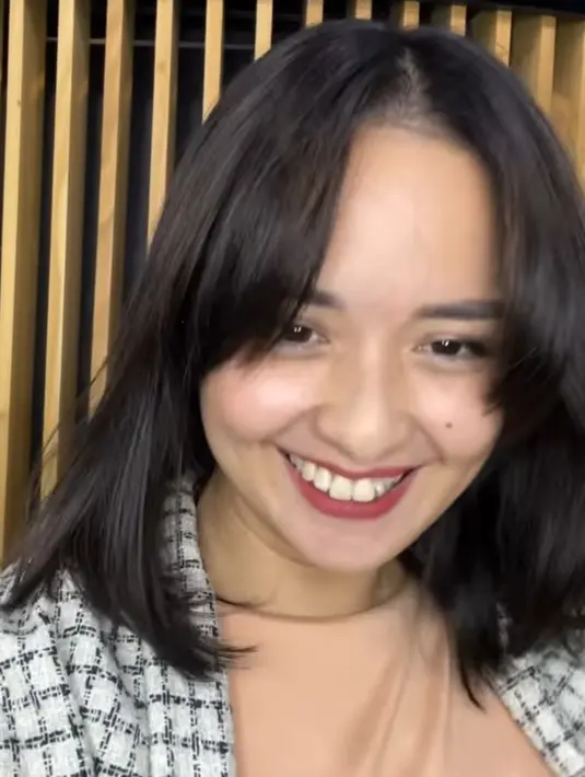 Joanna Alexandra terkejut melihat penampilan barunya. "Ini siapaaaaaaa haahh masih kaget dan gak percaya," tulisnya. (Foto: Instagram/ joannaalexandra)