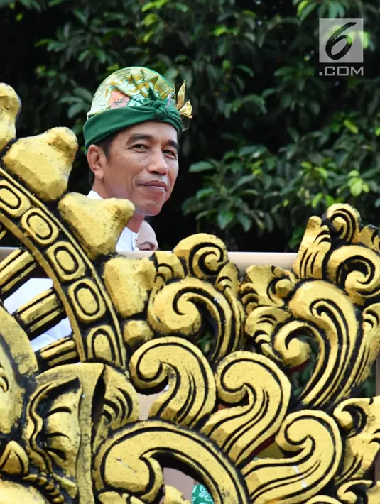Presiden Joko Widodo saat menghadiri pawai pembukaan Pesta Kesenian Bali (PKB) ke-40 di Bali (23/6). Sementara itu, tema dari PKB ke-40 adalah Teja Dharmaning Kauripan (Api Spirit Penciptaan). (Liputan6.com/Pool/Biro Pers Setpres)
