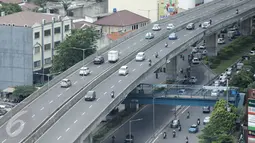 Pengendara sepeda motor nekat melintasi JLNT Casablanca, Jakarta, Jumat (7/4). Karena memang JLNT ini tidak didesain untuk pengendara sepeda motor dan mengancam keselamatan karena terpaan angin yang kencang. (Liputan6.com/Faizal Fanani)