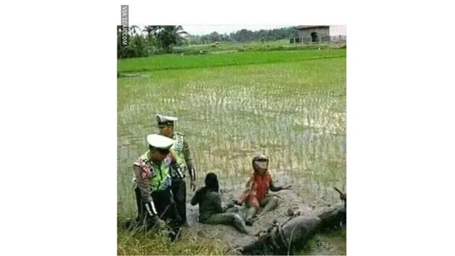 6 Momen Apes Emak-Emak saat Naik Motor Ini Bikin Elus Dada