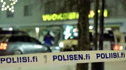 Garis polisi dipasang di lokasi penembakan yang terjadi di luar sebuah restoran di Kota Imatra, Finlandia, Minggu (4/12). Tersangka pelaku penembakan yaitu seorang pemuda setempat berusia 23 tahun sudah ditangkap. (Hannu Rissanen/Lehtikuva via REUTERS)
