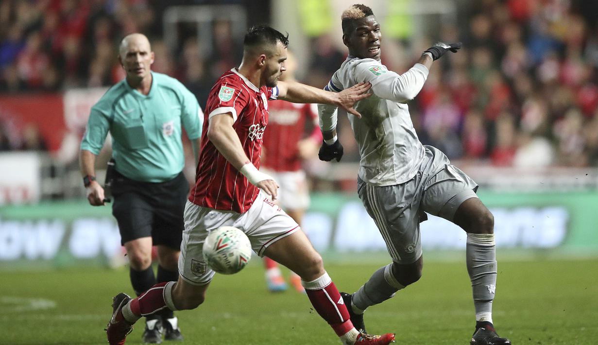Gelandang Manchester United, Paul Pogba, berusaha melewati pemain Bristol City, Bailey Wright, pada laga Piala Liga Inggris di Stadion Ashton Gate, Kamis (21/12/2017). Bristol City menang 2-1 atas Manchester United. (AP/Nick Potts)