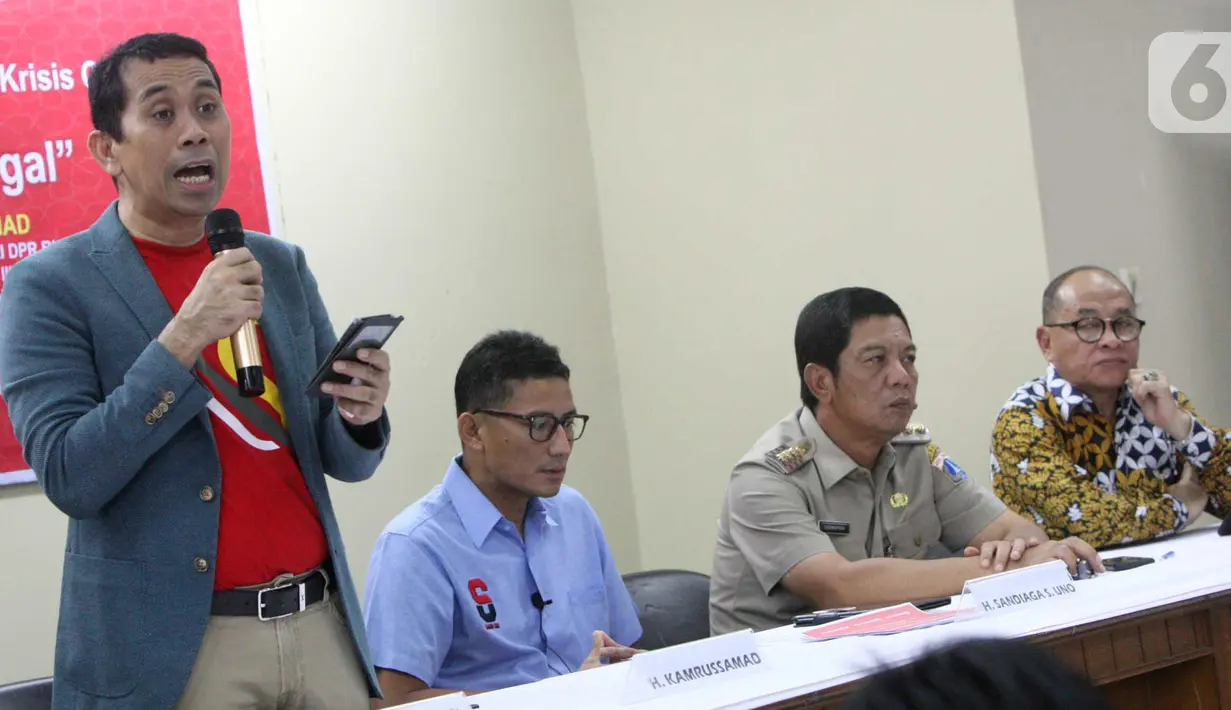 Anggota DPR Komisi XI Kamrussamad memberikan paparan seputar tantangan dan solusi investasi ilegal di tengah krisis ekonomi pasca virus Covid-19 di Cengkareng, Jakarta Senin (9/3/2020). Kegiatan bersama OJK ini bertujuan untuk memberikan edukasi dan literasi ke masyarakat. (Liputan6.com/HO/Bon)