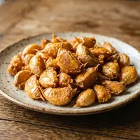 Resep Keripik Bawang Putih Utuh Renyah, Tetap Renyah Berhari-hari. (Gambar: AI Generated)