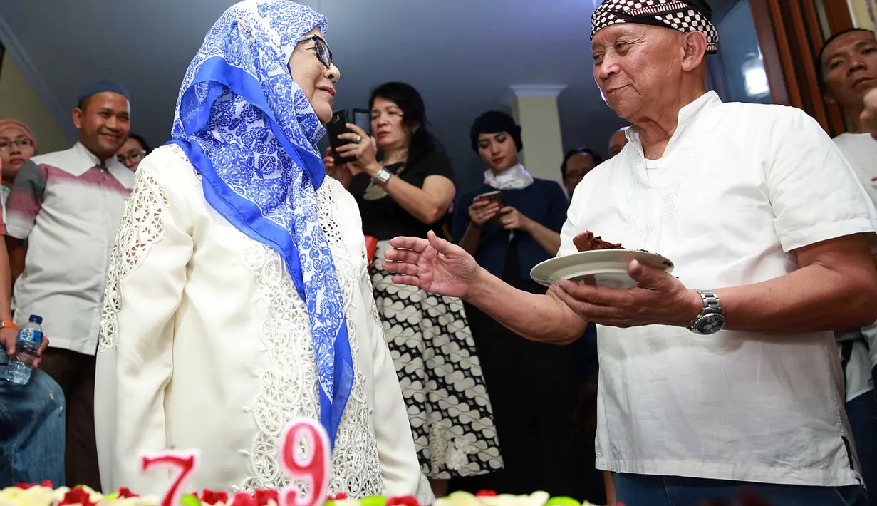 Bunda Iffet lahir pada 12 Agustus 1937. Diusianya yang mendekati kepala delapan, ia masih terlihat enerjik dan segar bugar. (Deki Prayoga/Bintang.com)