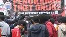 Suporter tim Persija memadati lokasi penukaran voucher on-line dengan tiket masuk Stadion GBK di Lapangan Blok S, Jakarta, Minggu (9/12). Persija akan melakoni laga penentuan gelar juara melawan Mitra Kukar. (Liputan6.com/Helmi Fithriansyah)