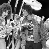 Eddie Van Halen manggung bareng Michael Jackson pada 1984. (AP Photo/Carlos Osorio, File)