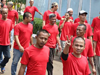 Sejumlah narapidana saat hendak rehabilitasi sosial therapeutic community (TC) di Lapas Narkotika Klas IIA Jakarta, Selasa (10/5). Kegiatan ini merupakan kerja sama Lapas Narkotika Klas IIA Jakarta dengan BNNP DKI Jakarta. (Liputan6.com/Immanuel Antonius)