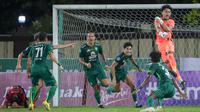 Duel dua tim musafir, Persebaya Surabaya dan Arema FC dalam laga lanjutan pekan ke-33 BRI Liga 1 2022/2023 yang berlangsung di Stadion PTIK, Jakarta, Selasa (11/4/2023) malam berlangsung dramatis. Tuan rumah Persebaya mampu menang 1-0 lewat gol tunggal Muhammad Iqbal pada menit ke-79 lewat sundulan kepala. Arema FC berpeluang memaksakan hasil imbang saat mendapat hadiah penalti pada menit terakhir masa injury time babak kedua. Kiper Persebaya, Ernando Ari Sutaryadi menjadi pahlawan Bajul Ijo dengan menepis eksekusi penalti yang dilakukan Rizki Dwi Febrianto. Hasil ini membawa Persebaya naik ke posisi 7 dengan mengemas 49 poin, sementara Arema FC tertahan di posisi 11 dengan 42 poin. (Bola.com/Bagaskara Lazuardi)