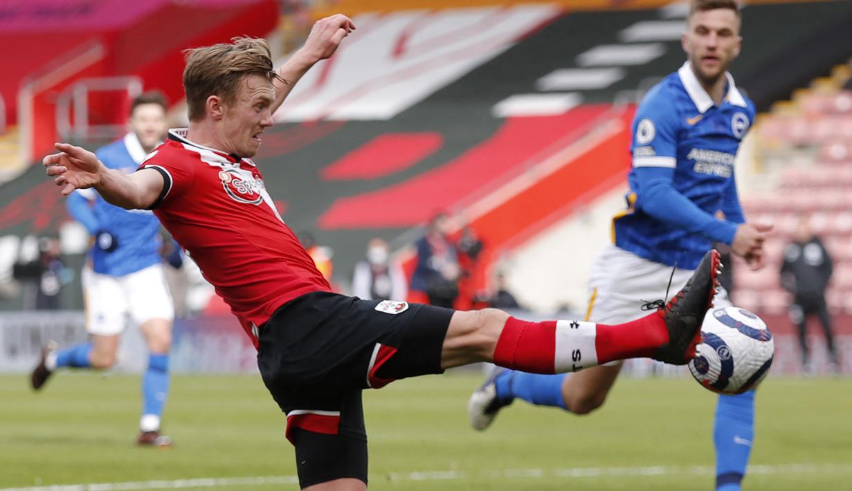 James Ward-Prowse. Gelandang Inggris berusia 27 tahun yang telah 10 musim memperkuat Southampton sejak dipromosikan dari tim U-18 pada awal musim 2012/2013 ini mampu menjadi andalan di lini tengah The Saints. Pemain dengan spesialisasi tendangan bebas ini total tampil dalam 42 laga di semua ajang musim 2021/2022 dengan torehan 11 gol dan 8 assist. Empat tim Liga Inggris kabarnya tertarik untuk mendatangkannya, yaitu West Ham, Newcastle United, Manchester United dan Arsenal.(AFP/Pool/Andrew Couldridge)