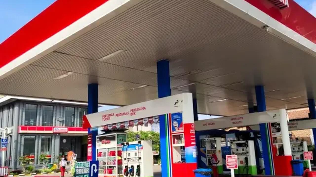 Ronny menambahkan, dari harga Pertamax yang diwacanakan sekitar Rp13.500 per liter, maka itu menandakan harga Pertamax Green lebih mahal dari Pertalite, di satu sisi dan mendekati harga Pertamax.