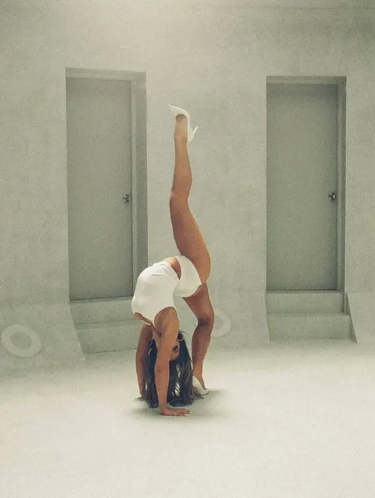 Sebagai seorang bintang pop yang menguasai dunia tarik suara dan tari dengan penuh energi, Tate McRae kembali mencuri perhatian lewat video musik terbarunya, Revolving Door.  [Dok/Stuart Weitzman].