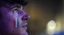 Pendukung Italia menonton petandingan Final Euro 2020 layar raksasa di Roma Minggu (11/07/2021), Italia berhasil mengalahkan Inggris pada pertandingan yang berlangsung di Stadion Wembley, London, Inggris. Italia mengalahkan Inggris 3-2 dalam adu penalti setelah bermain . (Foto AP/Gregorio Borgia)