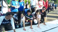 Seto Mulyadi mengikuti aksi cap tangan hentikan stigma negatif dan diskriminasi anak di car free day, Jakarta.