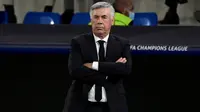 Pelatih Real Madrid, Carlo Ancelotti menyaksikan pemainnya bertanding melawan Sheriff pada pertandingan grup D Liga Champions di Santiago Bernabe, Rabu (29/9/2021). (AFP/Javier Soriano)