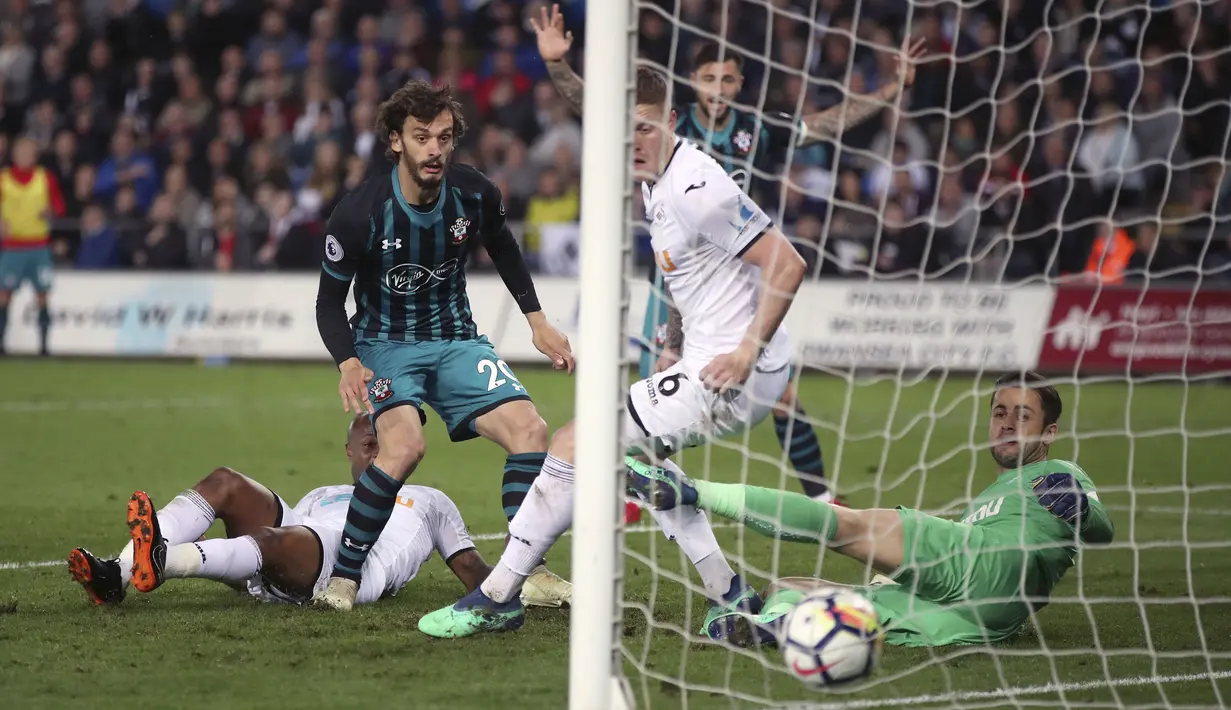 Pemain Southampton, Manolo Gabbiadini (2kiri)  saat mencetak gol ke gawang Swansea City pada lanjutan Premier League di Liberty Stadium, Swansea, (8/5/2018). Swasea City kalah dari Soton 0-1. (Nick Potts/PA via AP)