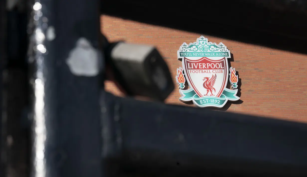 Foto yang diabadikan pada 2 Mei 2020 ini menunjukkan Stadion Anfield milik klub Liverpool terkunci dan kosong saat berbagai kegiatan olahraga masih ditangguhkan selama pandemi COVID-19 di Liverpool, Inggris. (Xinhua/Jon Super)