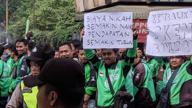 Gaya Kocak Driver Ojek Online Saat Usaha Cari Penumpang Ini Bikin Tepuk Jidat