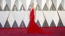  Charlize Theron berpose di red carpet Piala Oscar 2016 di Hollywood, California, Minggu (28/2). Bintang Mad Max itu tampil elegan dalam gaun merah rancangan Dior. (REUTERS/ Lucy Nicholson)