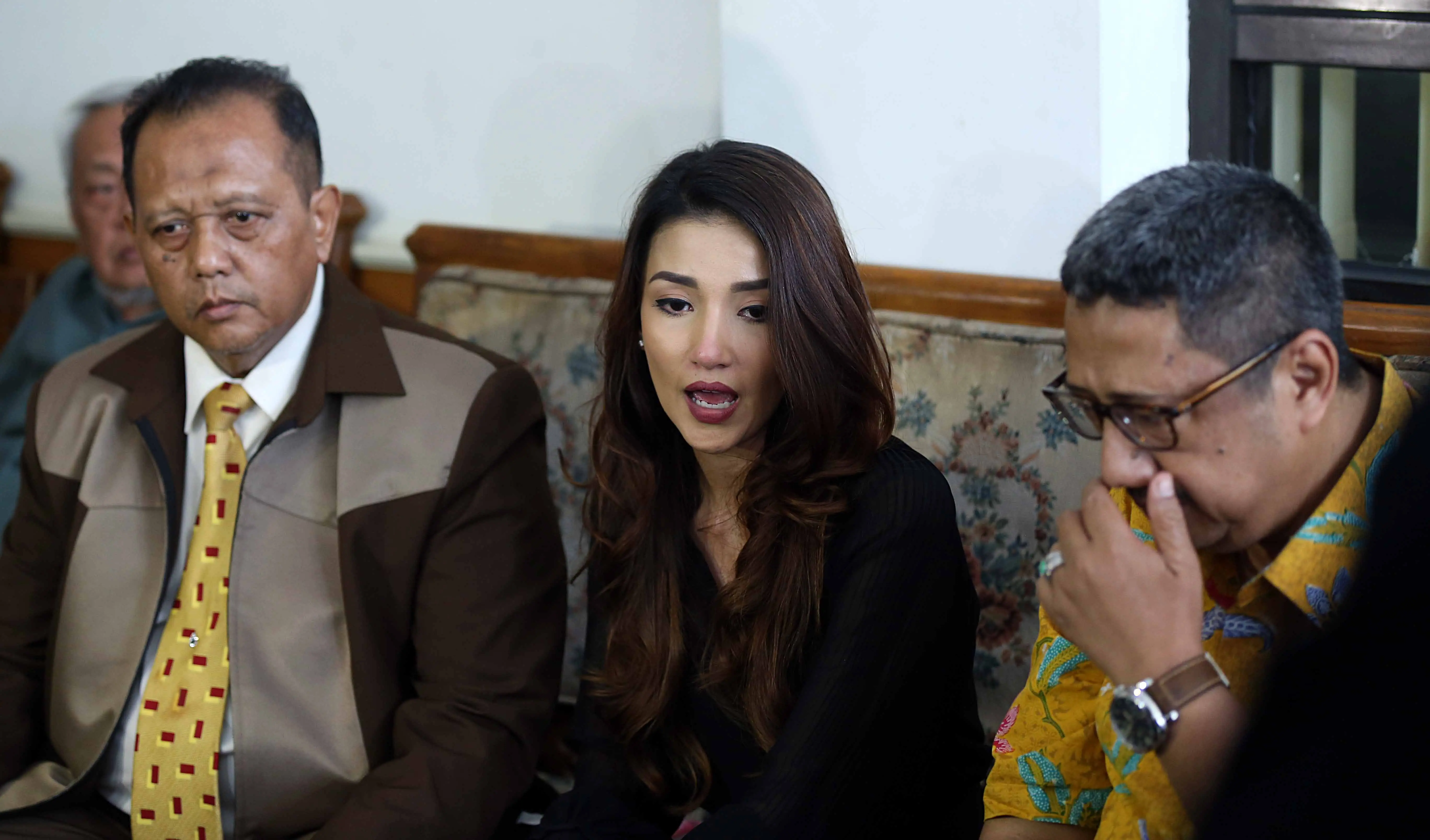 Kisruh rumah tangga Tsania Marwa dengan suaminya, Atalarik Syah bisa berbuntut panjang. Pasalnya, hingga kini, Marwa masih belum bias ketemu anak-anaknya. Keluarga pun ikut campur urusan keluarganya. (Nurwahyunan/Bintang.com)