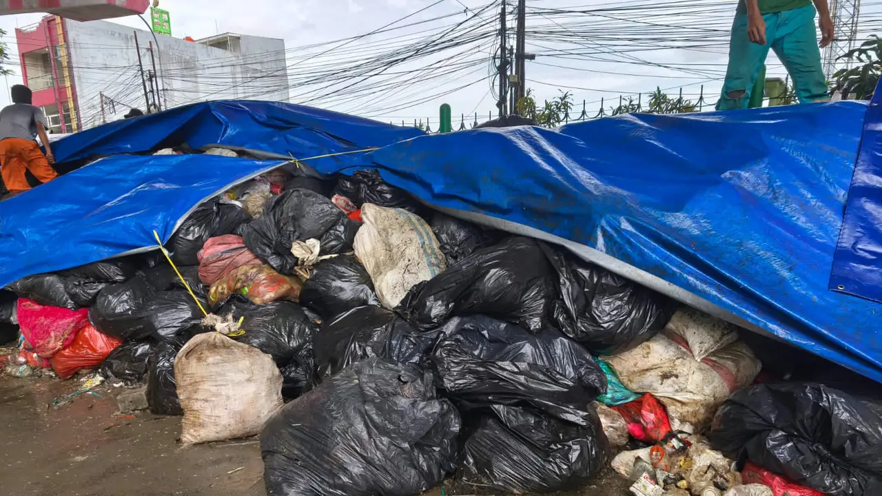 Tumpukan sampah di Kota Tangerang Selatan (Tangsel), Banten ditutup dengan terpal.