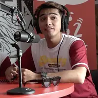 Ricky Harun melelang beberapa barangnya untuk membantu korban gempa Aceh.